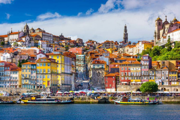 Colorate case sul fiume Douro